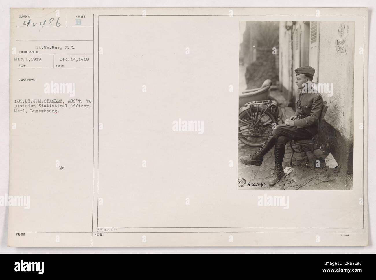 US-Militärangehörige, LT. WM. Fox und 18T.LT. J.M.M. Stanley, unterstützen den Statistikbeamten der Division in Merl, Luxemburg während des Ersten Weltkriegs. Foto aufgenommen am 1. März 1919. (111-SC-42486, Fotograf: Rico, ausgestellt am 14. Dezember 1918 mit der Nummer B) Stockfoto