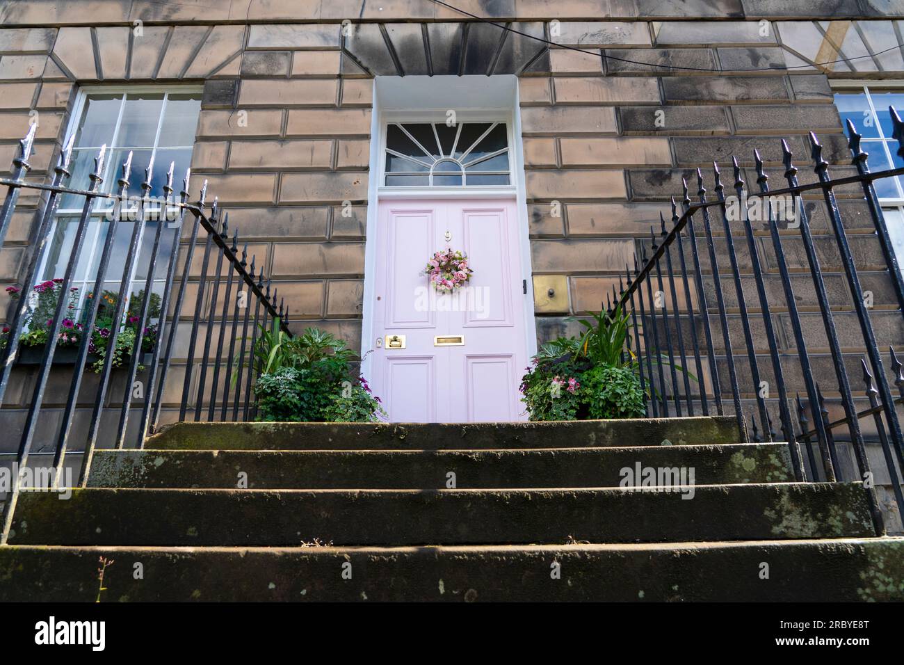 Edinburgh, Schottland, Vereinigtes Königreich, 11. Juli 2023. Die bekannte „Pink Door“ in Edinburghs Neustadt wurde laut Besitzer Miranda Dickson „cremefarben“ gestrichen. Das Haus befindet sich in einem UNESCO-Weltkulturerbe und der Stadtrat von Edinburgh drohte Frau Dickson aufgrund einer Beschwerde mit einer hohen Geldstrafe, wenn sie die Tür nicht in einer konservativeren Farbe neu lackierte. Die neu lackierte Tür wurde nun erneut als unangemessen angesehen, und es wurde eine neue Beschwerde beim Rat eingereicht. Iain Masterton/Alamy Live News Stockfoto