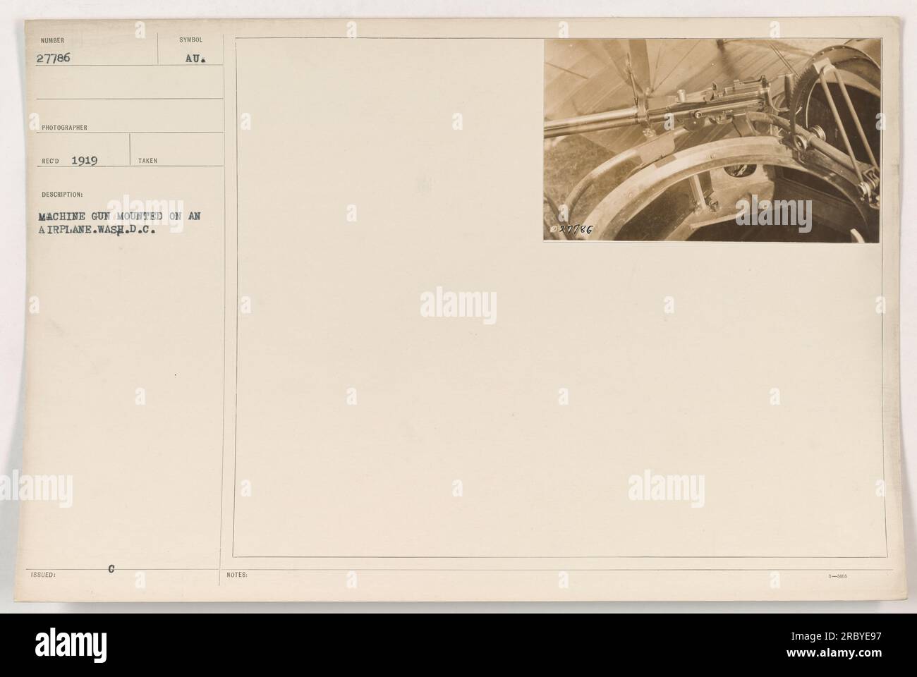 Bildaufnahme während des Ersten Weltkriegs mit einem Maschinengewehr, das auf einem Flugzeug montiert ist. Das Foto, das als Nummer 27786 identifiziert und 1919 aufgenommen wurde, ist Teil der Sammlung „Fotos amerikanischer Militäraktivitäten“. Der Standort ist Washington D.C. Referenzhinweise für das Bild sind mit 027786 nummeriert. Stockfoto
