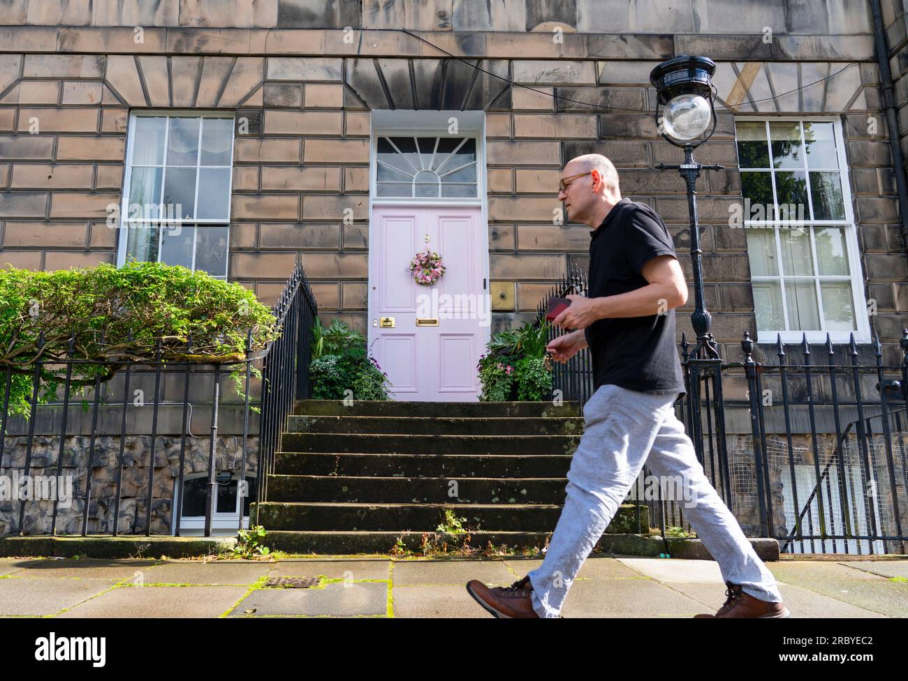 Edinburgh, Schottland, Vereinigtes Königreich, 11. Juli 2023. Die bekannte „Pink Door“ in Edinburghs Neustadt wurde laut Besitzer Miranda Dickson „cremefarben“ gestrichen. Das Haus befindet sich in einem UNESCO-Weltkulturerbe und der Stadtrat von Edinburgh drohte Frau Dickson aufgrund einer Beschwerde mit einer hohen Geldstrafe, wenn sie die Tür nicht in einer konservativeren Farbe neu lackierte. Die neu lackierte Tür wurde nun erneut als unangemessen angesehen, und es wurde eine neue Beschwerde beim Rat eingereicht. Iain Masterton/Alamy Live News Stockfoto