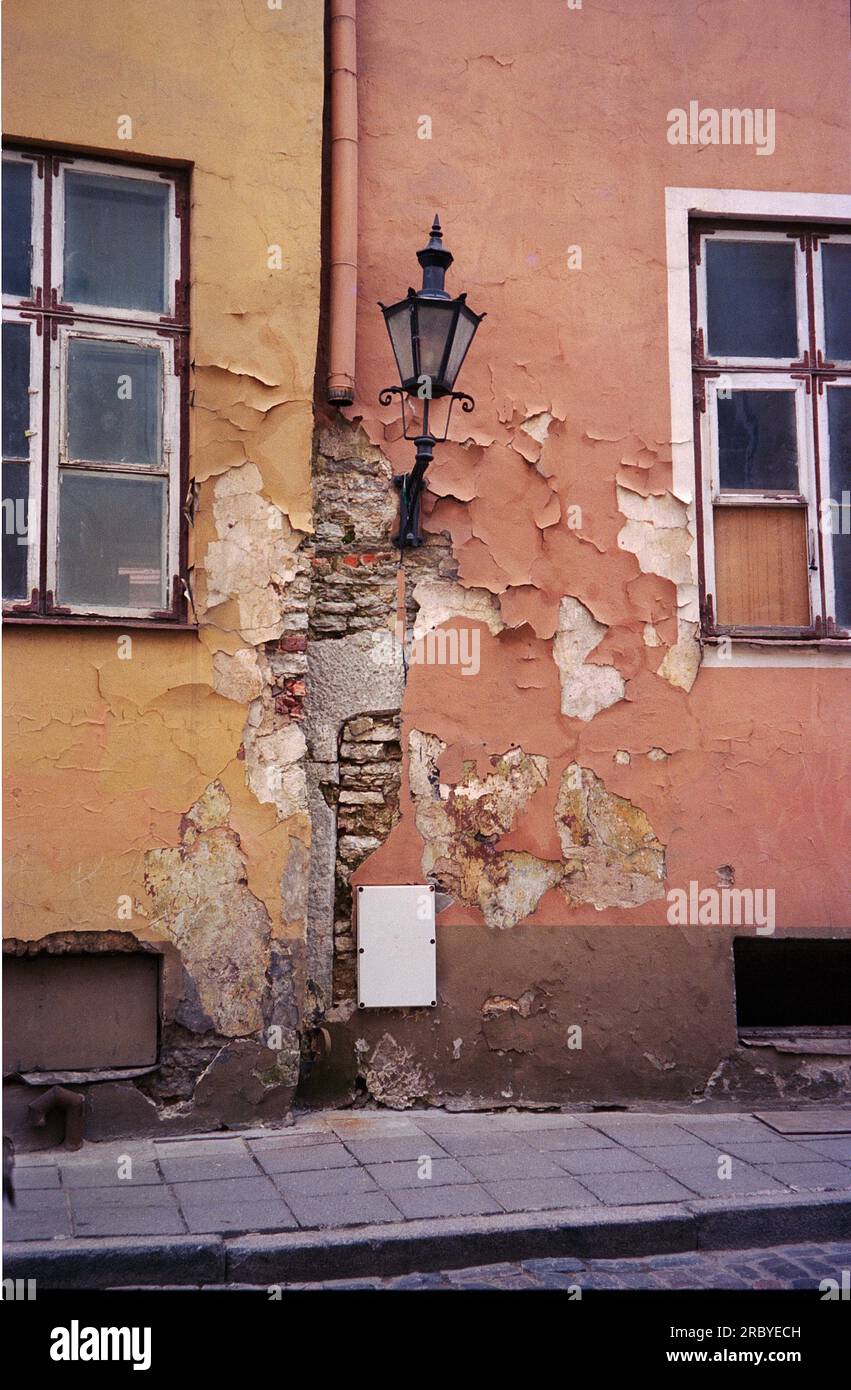 Zerbrochene Farbe und Putz unter einem Lampfosten auf einer Straße in Tallinn, Estland Stockfoto