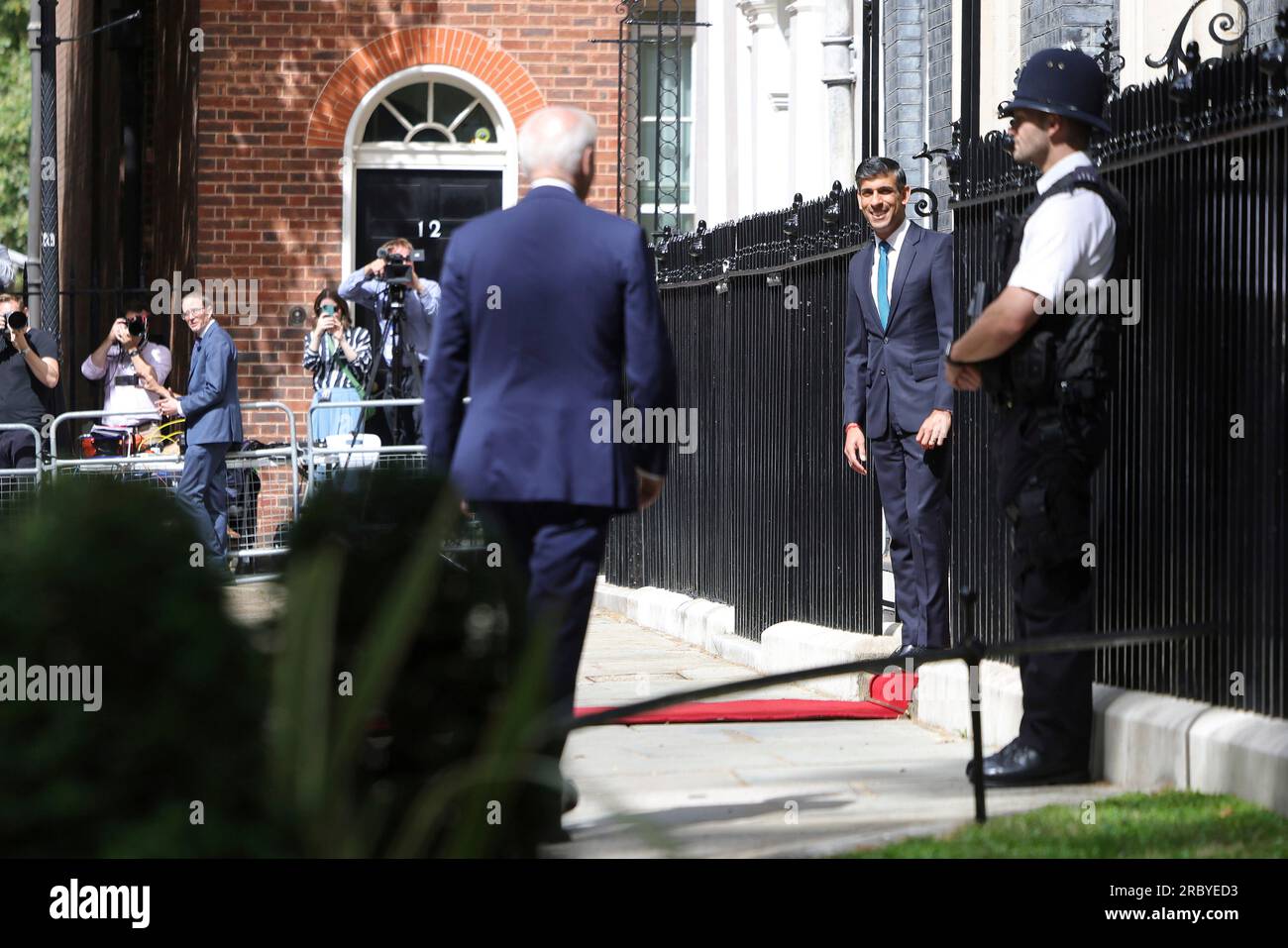 London, Vereinigtes Königreich. 10. Juli 2023. US-Präsident Joe Biden, Left, geht bei seiner Ankunft von seiner Autokolonne zu einem Treffen mit dem britischen Premierminister Rishi Sunak, rechts, vor 10 Downing Street, 10. Juli 2023 in London, England. Biden ist das Vereinigte Königreich vor der Teilnahme am NATO-Gipfel in Litauen. Kredit: Alice Hodgson/Alice Hodgson/Nr. 10 Downing Street/Alamy Live News Stockfoto