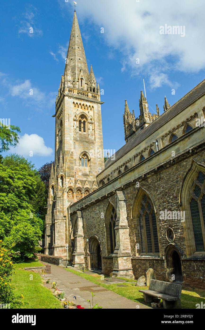 Ein Porträtblick auf die Südseite der Kathedrale von Llandaff, wo im 2. Weltkrieg auf dieser Seite eine deutsche Bombe explodierte. Dies wurde später repariert. Stockfoto