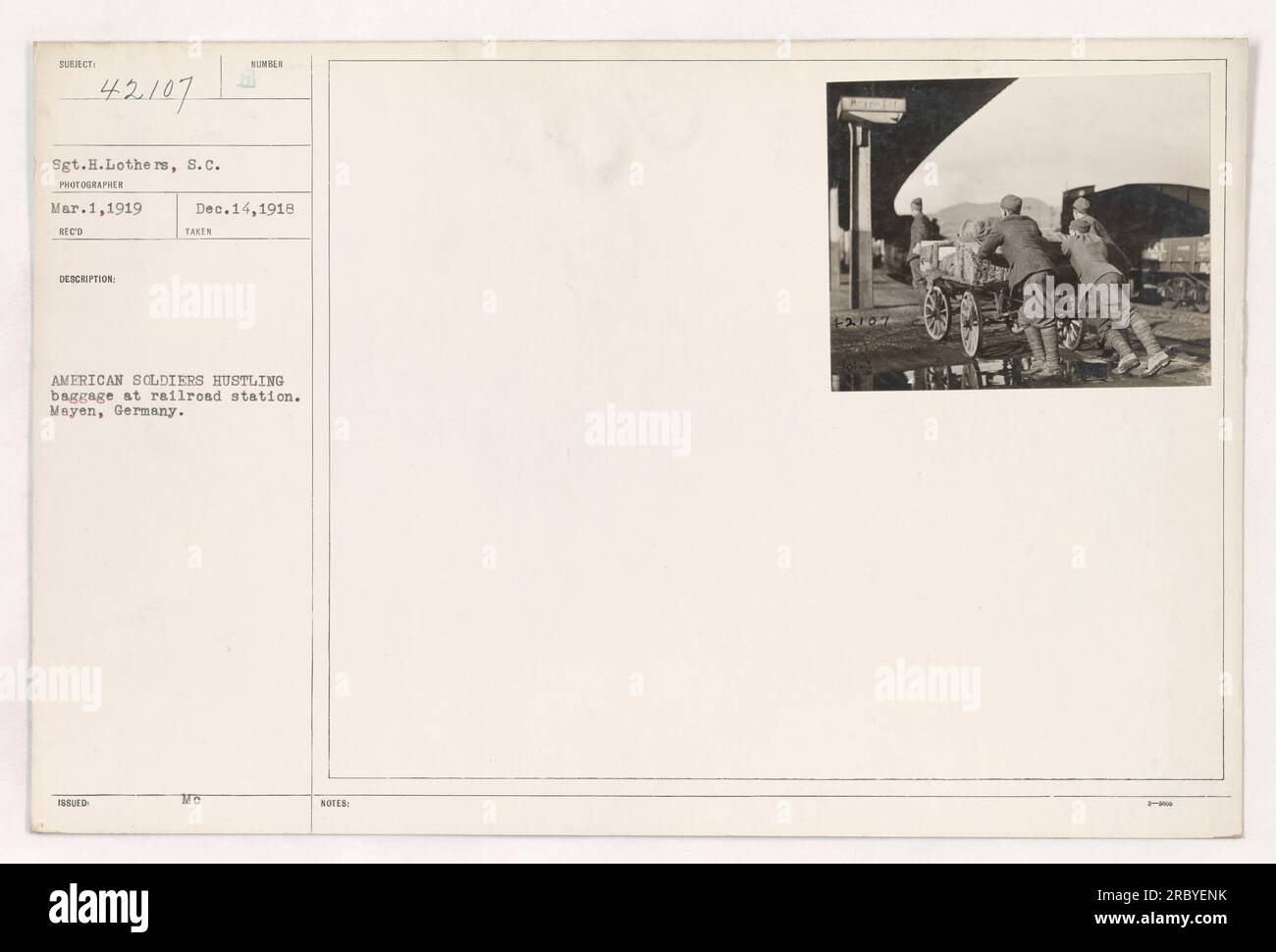 Amerikanische Soldaten werden gesehen, wie sie sich an einem Bahnhof in Mayen, Deutschland, zur Gepäckabfertigung beeilen. Das Bild wurde am 1. März 1919 von Sergeant H. Lother, S.C. aufgenommen Es zeigt die Soldaten, die aktiv an ihren Aufgaben beteiligt sind, und die Szene zeigt ihre Aktivitäten im Ersten Weltkrieg Stockfoto