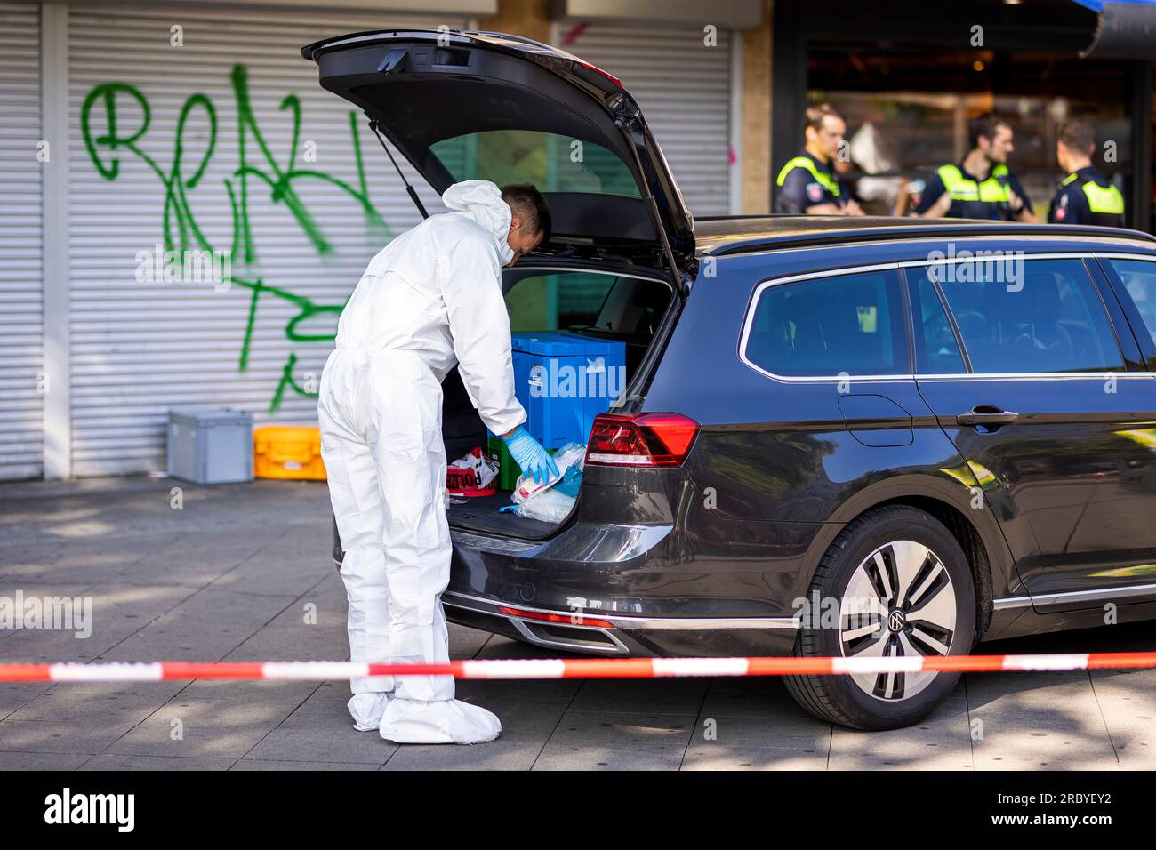 Hannover, Deutschland. 11. Juli 2023. Ein Mitglied des forensischen Polizeiteams steht vor einem Juwelier, neben einem forensischen Fahrzeug. In der Innenstadt von Hannover wurde ein Juwelier ausgeraubt. Die beiden Täter haben einen Schuss abgefeuert, ein Angestellter wurde verletzt, wie eine Polizeisprecherin sagte. Kredit: Moritz Frankenberg/dpa/Alamy Live News Stockfoto