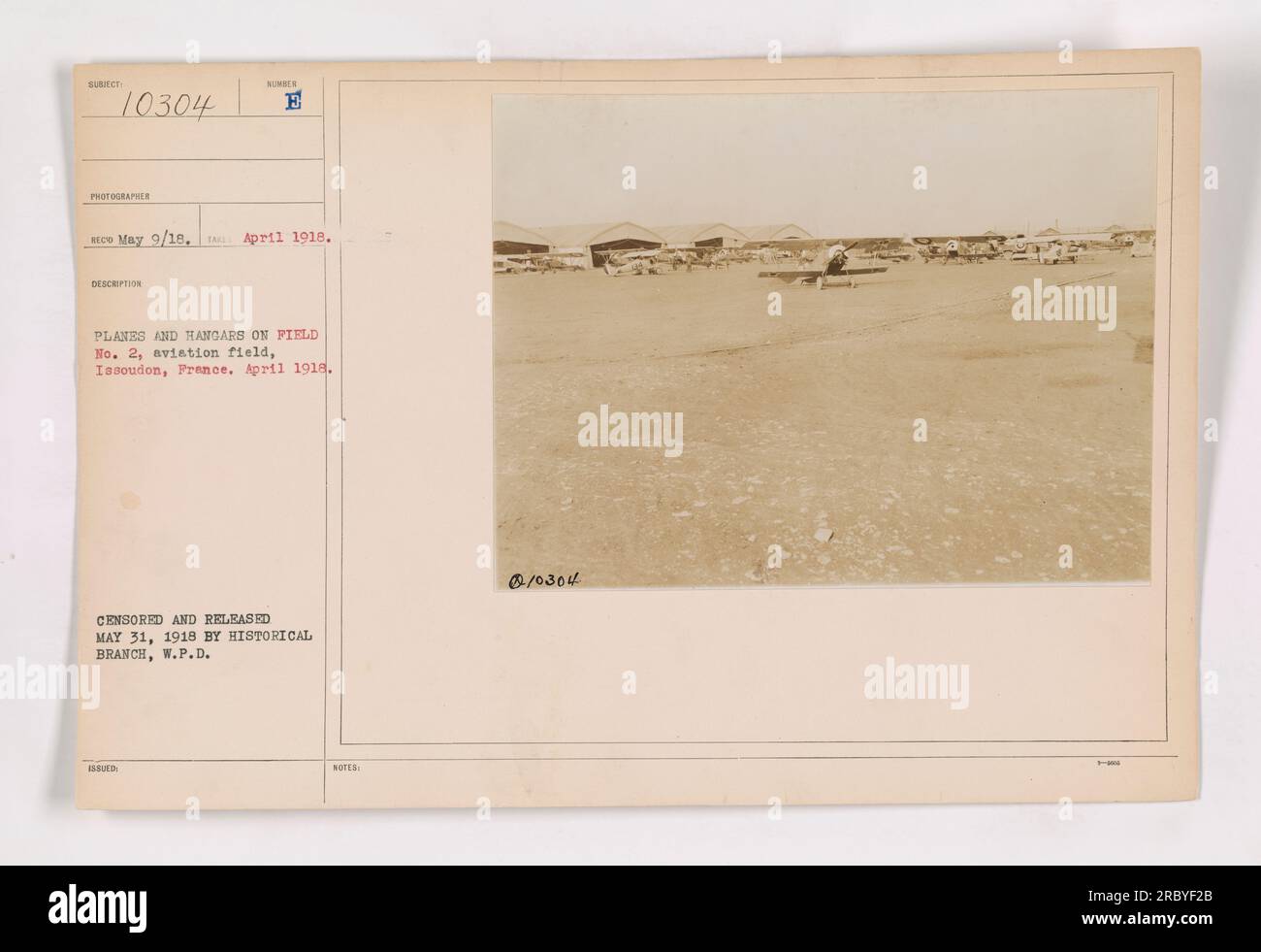 Flugzeuge und Hangars auf Feld Nr. 2 auf dem Flugplatz in Issoudon, Frankreich. Dieses Foto wurde im April 1918 aufgenommen. Zensiert und am 31. Mai 1918 von der Historischen Abteilung W.P.D. veröffentlicht Anmerkungen: Unterthema 10304. Stockfoto