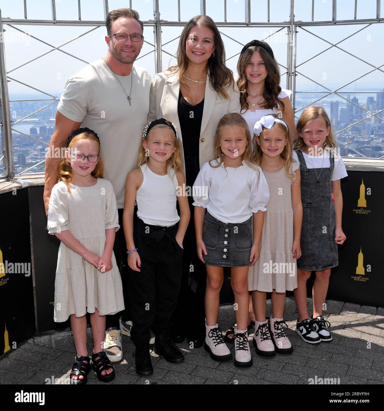 New York, USA. 11. Juli 2023. Familie Busby, einschließlich Adam Busby, Danielle Busby, Blayke Louise Busby, Hazel Busby, Riley Busby, Ava Busby, Parker Busby und Olivia Busby von TLC's „OutDaughtered“ besuchen das Empire State Building vor der Premiere der Saison 9 in New York, NY am 11. Juli 2023. (Foto: Efren Landaos/Sipa USA) Guthaben: SIPA USA/Alamy Live News Stockfoto