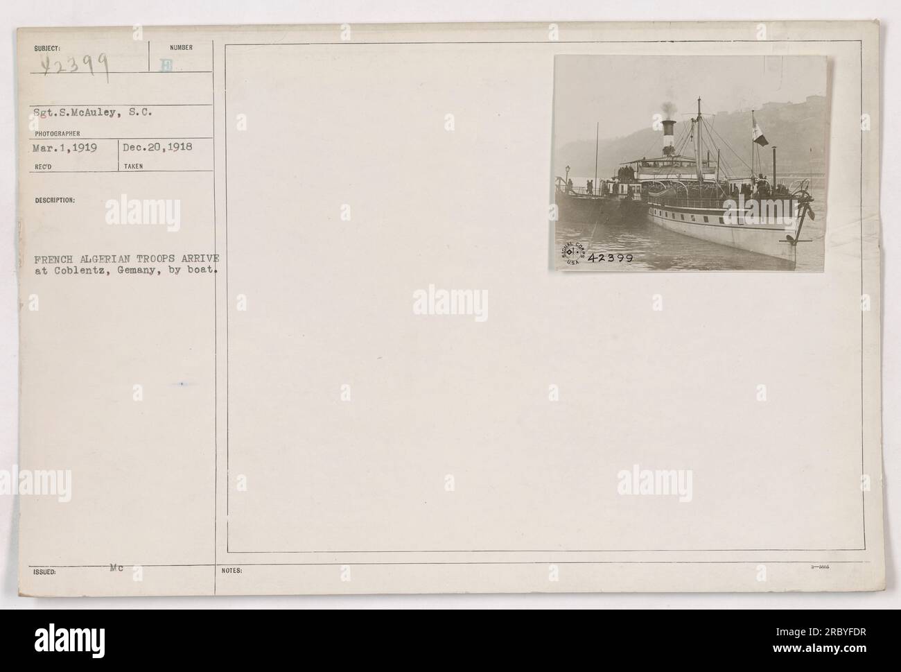 Französische algerische Truppen kommen mit dem Boot in Coblentz an. Das Foto wurde am 1. März 1919 von Sergeant S. McAuley gemacht. Die Truppen waren Teil einer Gruppe, die am 20. Dezember 1918 eintraf. Die Beschreibung des Fotos finden Sie in den Hinweisen 111-SC-42399 SUBIECT 42399. Stockfoto