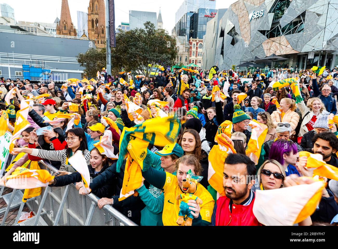 Melbourne, Australien. 11. Juli 2023. Australische Fans, die während der Präsentation der FIFA Frauen-Weltmeisterschaftstruppe am Federation Square gesehen wurden. (Foto: George Hitchens/SOPA Images/Sipa USA) Guthaben: SIPA USA/Alamy Live News Stockfoto