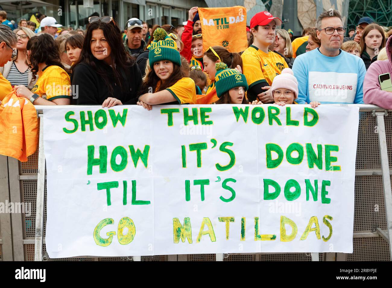 Melbourne, Australien. 11. Juli 2023. Australische Fans, die während der Präsentation der FIFA Frauen-Weltmeisterschaftstruppe am Federation Square gesehen wurden. (Foto: George Hitchens/SOPA Images/Sipa USA) Guthaben: SIPA USA/Alamy Live News Stockfoto