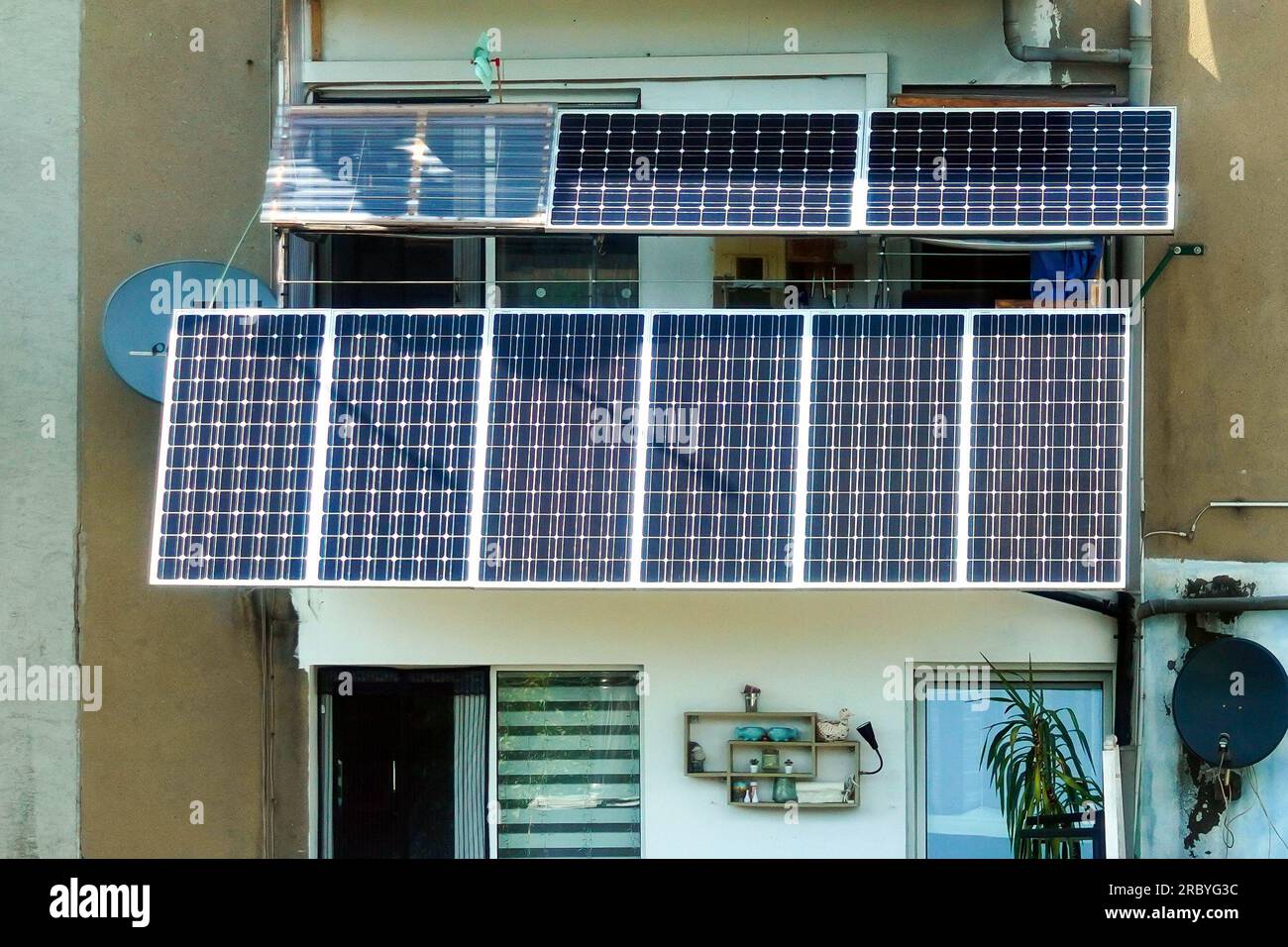 Balkonkraftwerk: Solarpaneele eines Photovoltaiksystems auf dem Balkon eines Wohnungsgebäudes in Dortmund wandeln Solarenergie in Strom für den häuslichen Gebrauch um. Stockfoto