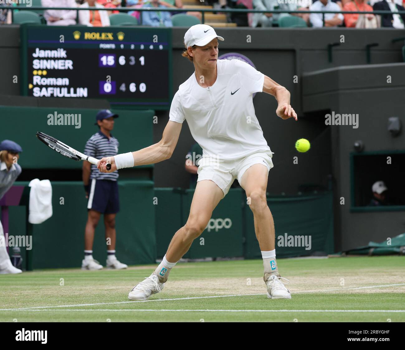 London, Großbritannien. 11. Juli 2023. Der italienische Jannik Sünder spielt bei der Wimbledon-Meisterschaft 2023 in London am Dienstag, den 11. Juli 2023, in seinem Men's Quarter-Final gegen den russischen Roman Safiullin einen Vorsprung. Foto: Hugo Philpott/UPI Credit: UPI/Alamy Live News Stockfoto