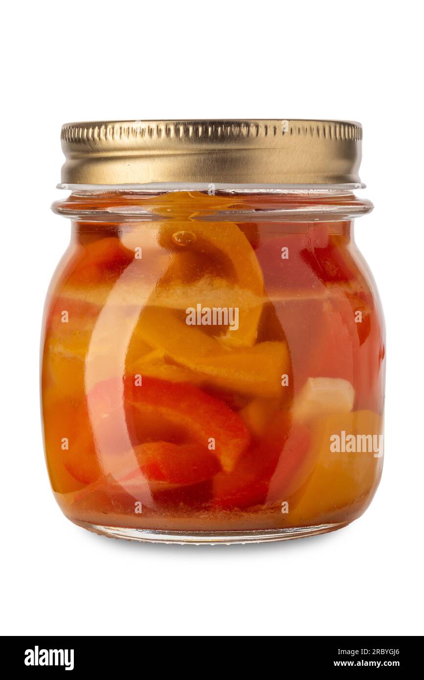 Gelber und roter Paprika in süße Sauerrahm geschnitten, in einem Glasgefäß, isoliert auf weißem Boden, mit Schnittweg konserviert Stockfoto