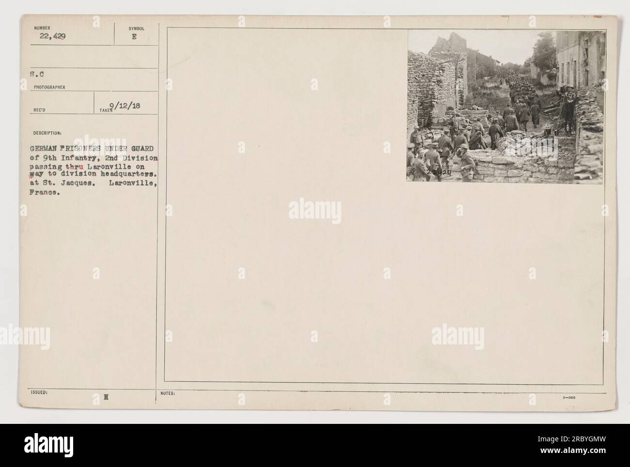 Deutsche Kriegsgefangene, die von 9. Infanterie- und 2. Division-Soldaten durch Laronville auf dem Weg zum Divisionshauptquartier in St. Jacques begleitet werden. Das Foto wurde von einem Fotografen von The Reco aufgenommen, ausgestellt am 18. Dezember, mit der Referenznummer 22, 429 S.C. Stockfoto