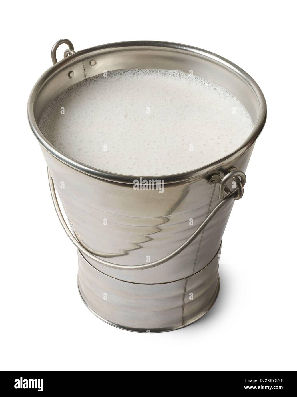 Behälter mit Kokosmilch, isoliert auf weißem Hintergrund, cremige und aromatische Flüssigkeit, die aus dem Fleisch reifer Kokosnüsse extrahiert wird, beliebt Stockfoto