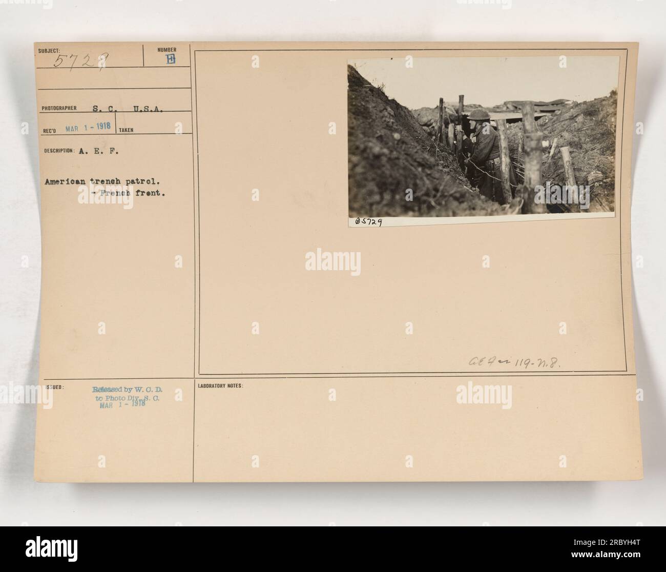 Amerikanische Soldaten, die während des Ersten Weltkriegs an einer Grabenpatrouille teilnahmen. Dieses Foto wurde am 1. März 1918 aufgenommen und zeigt Mitglieder der amerikanischen Expeditionstruppen (A.E.F.) in einer Grabenlandschaft. Dieses Bild wurde am 1. März 1918 vom Kriegsministerium an die Fotoabteilung herausgegeben. Stockfoto