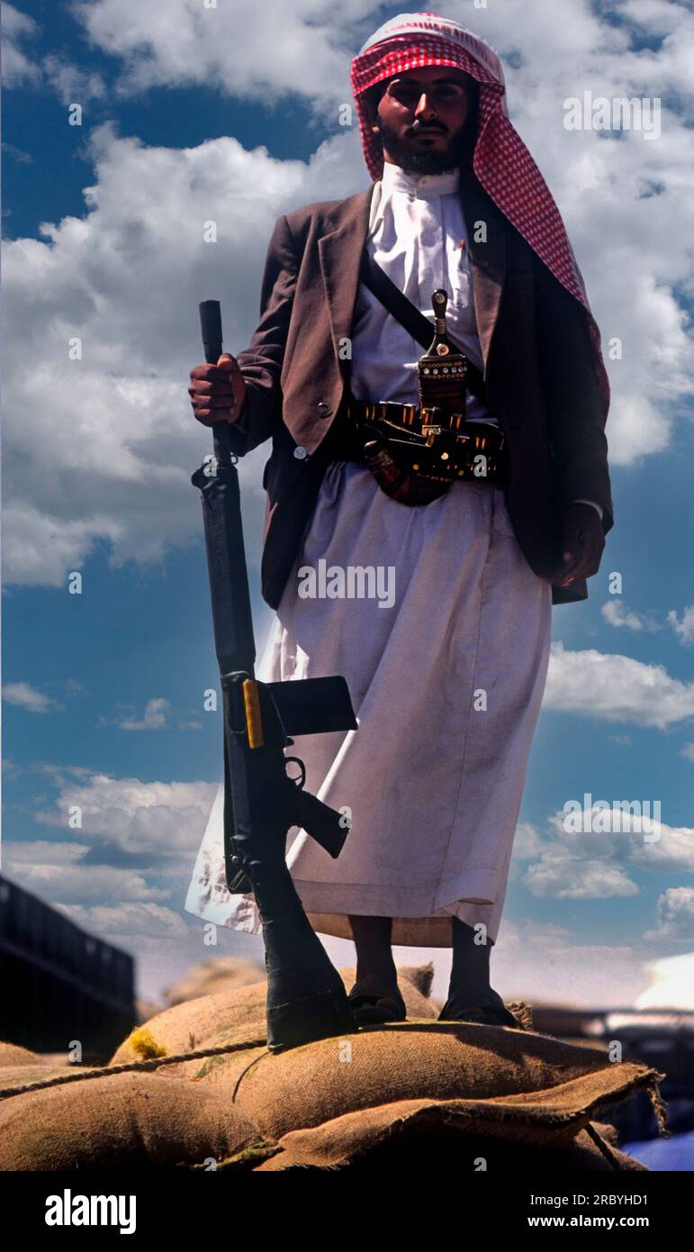 Asien-Jemen Sa'da bewaffneter Mann mit Maschinengewehr und janbiya-typischer jemenitischer Dolch Stockfoto