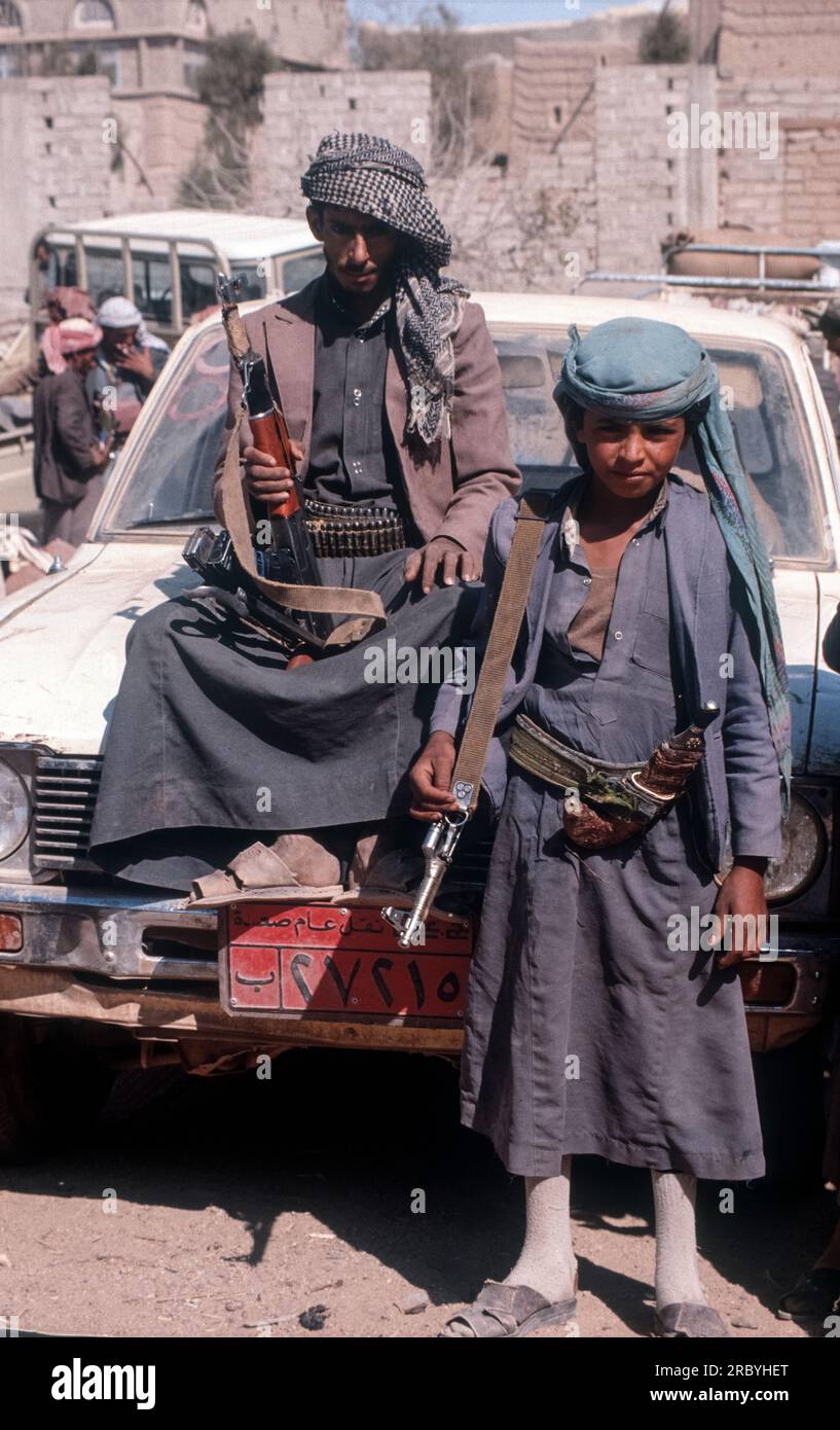 Asien-Jemen - Sa'da' - zwei bewaffnete jemenitische Jungen Stockfoto