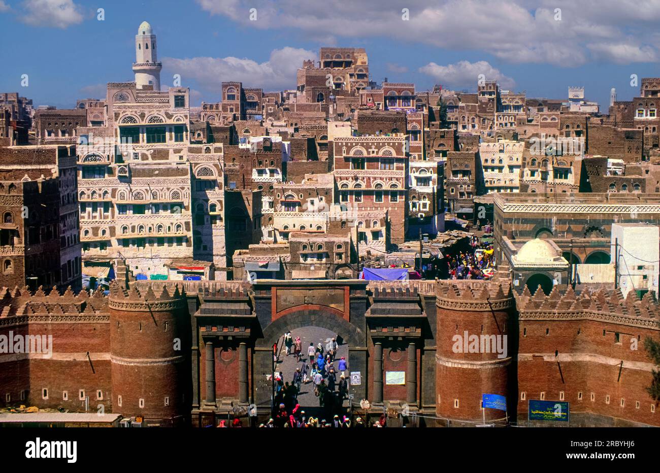 Asien Jemen - Sana'a - Blick auf die Stadt und das Bab Al Jemen Tor Stockfoto