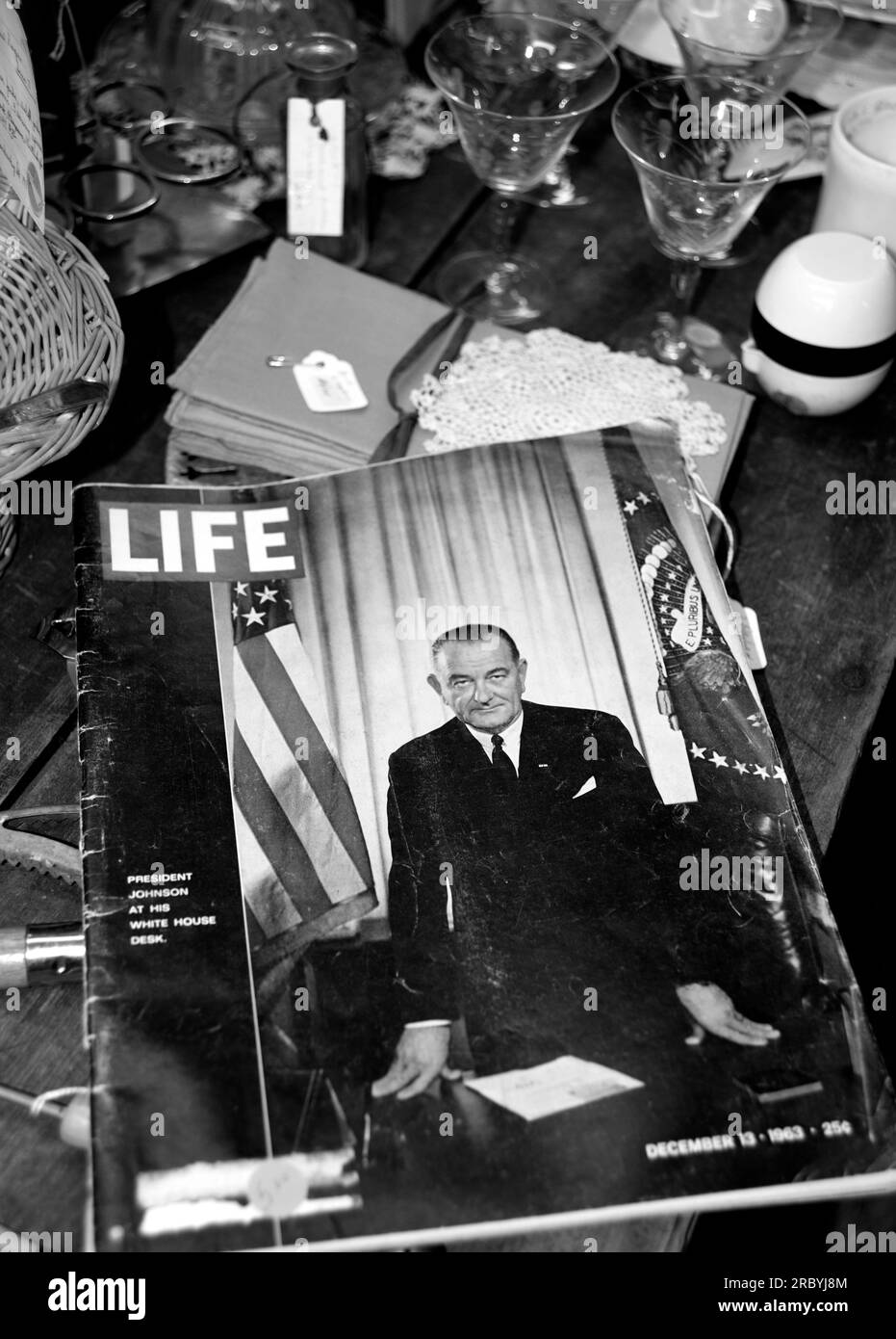 Zu den in einem amerikanischen Antiquitätenladen zu verkaufenden Vintage-Artikeln gehört eine Ausgabe von Life aus dem Jahr 1964, in der Lyndon Johnson auf dem Cover zu sehen ist. Stockfoto
