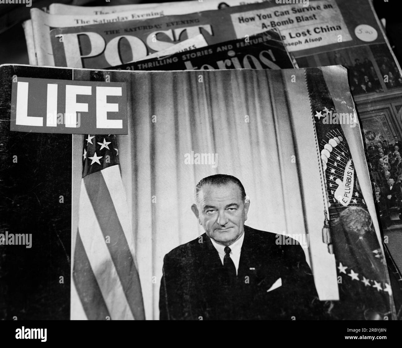 Zu den in einem amerikanischen Antiquitätenladen zu verkaufenden Vintage-Artikeln gehört eine Ausgabe von Life aus dem Jahr 1964, in der Lyndon Johnson auf dem Cover zu sehen ist. Stockfoto