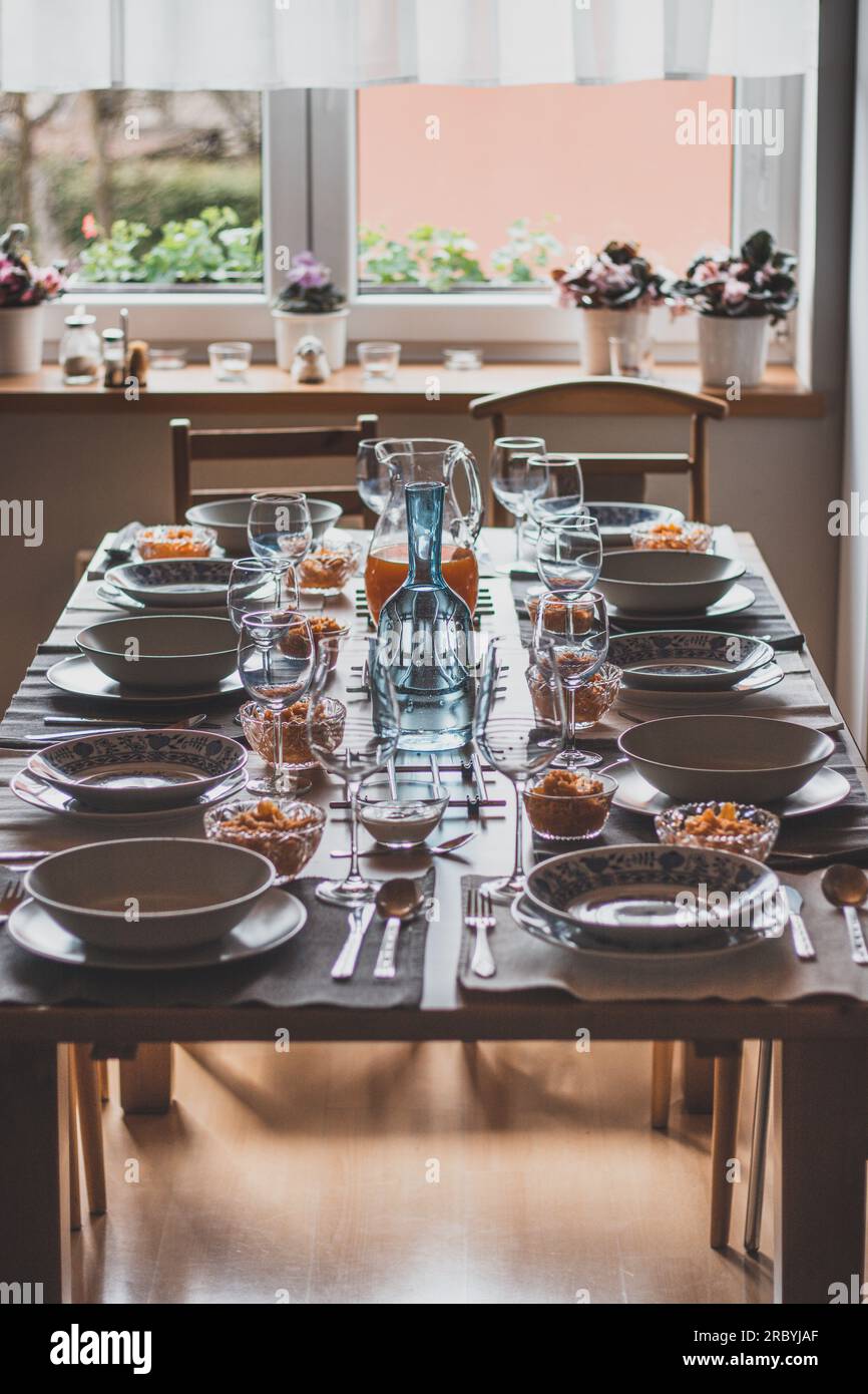 Ich bereite mich auf ein großes Familienfest vor. Mittagessen mit Freunden. Stockfoto