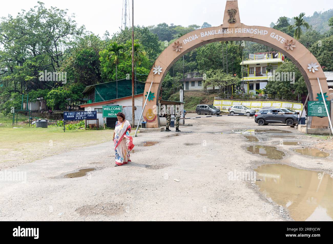 Personen am Grenzeingangstor Indo Bangladesh, Meghalaya, Indien Stockfoto