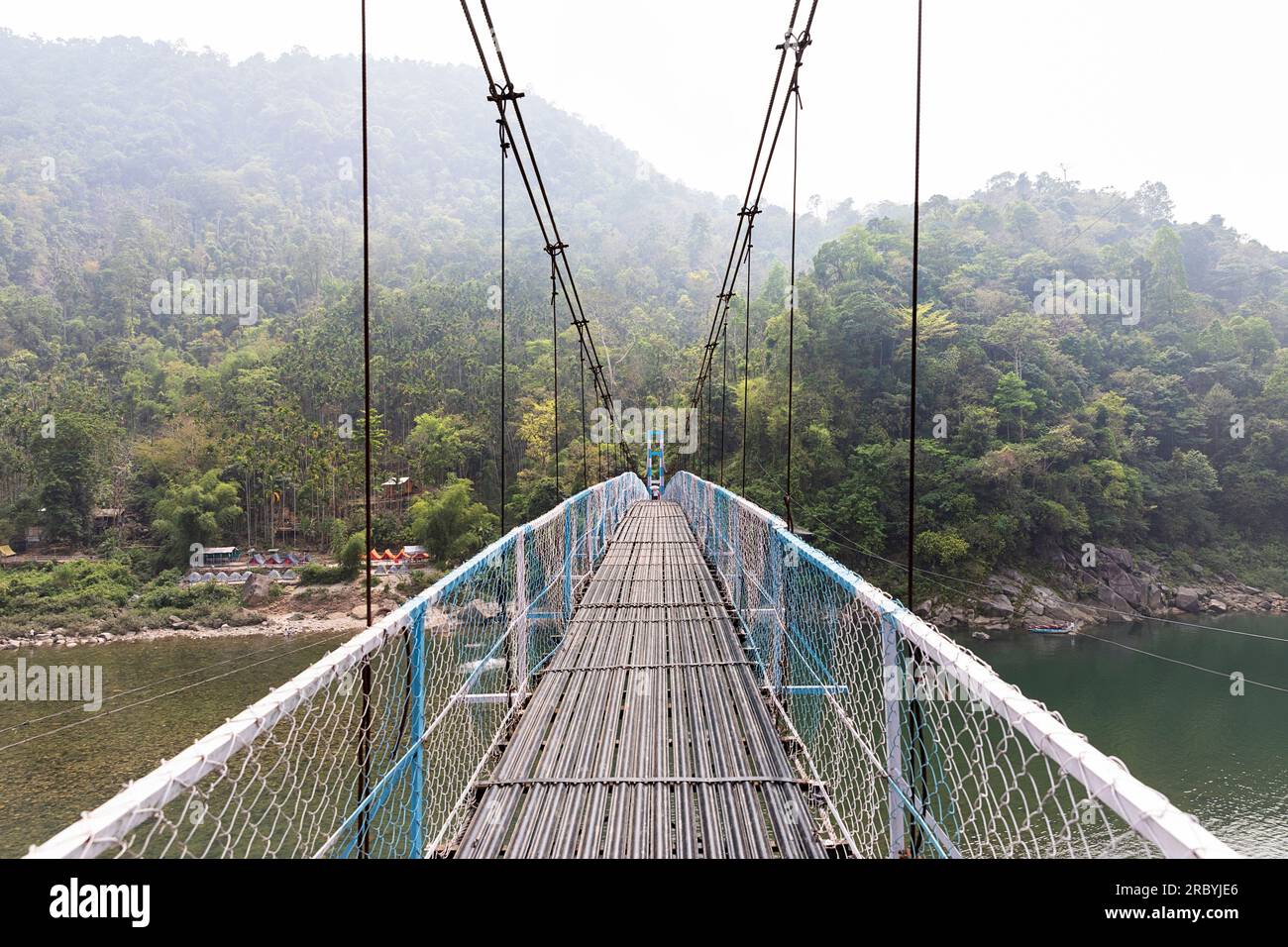 Hängebrücke aus Stahl über Umngot oder Dawki in der Nähe des Dorfes Shnongpdeng in meghalaya in indien Stockfoto