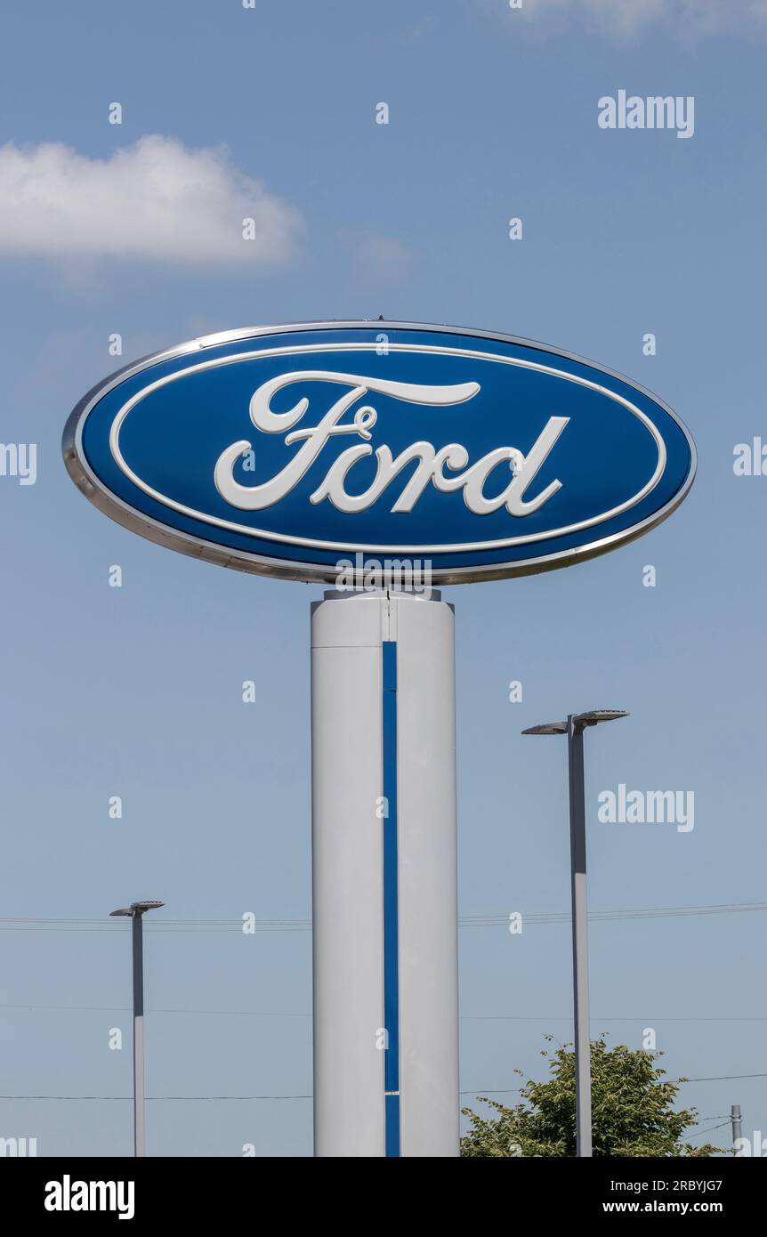 Muncie - 10. Juli 2023: Ford Motor Company Logo. Ford stellt die Mustang, Escape, Explorer und die meistverkauften Lkw der Baureihen F-150 und F her. Stockfoto