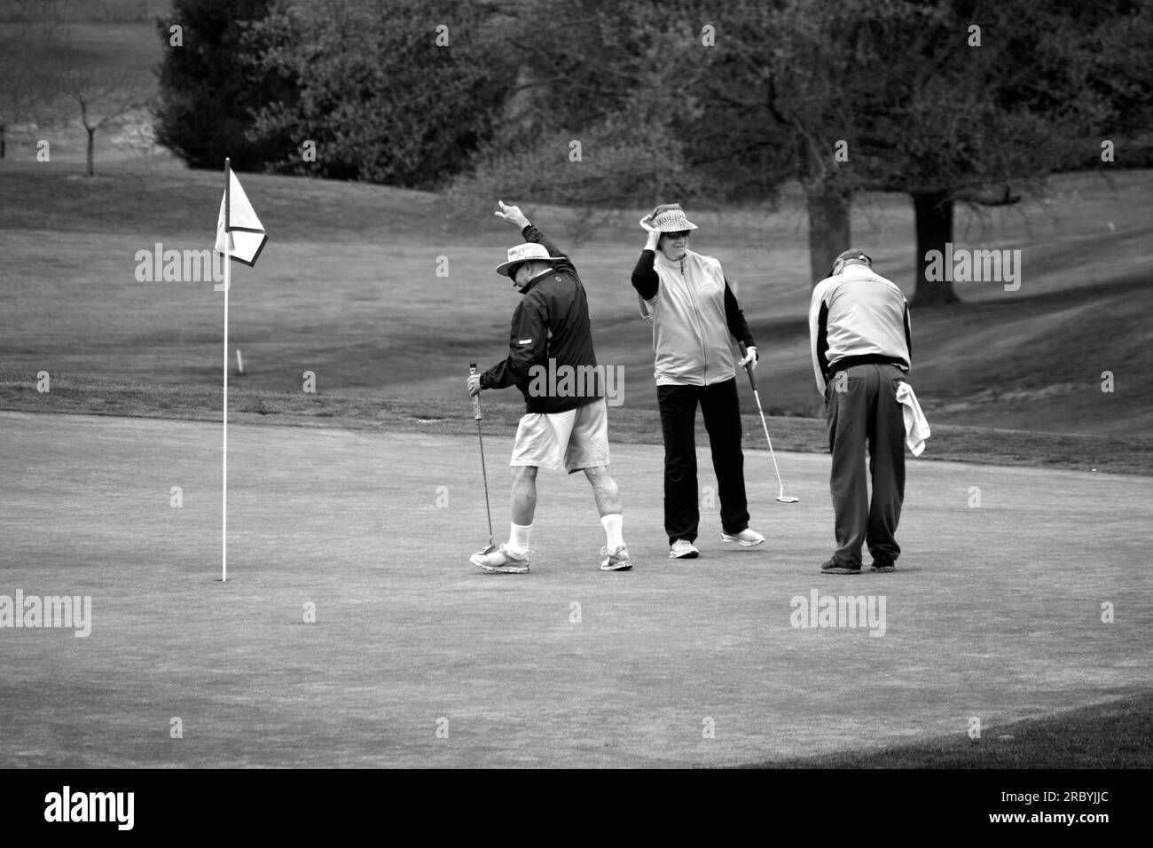 Aktive Senioren spielen Golf in einem Country Club in Abingdon, Virginia, USA Stockfoto
