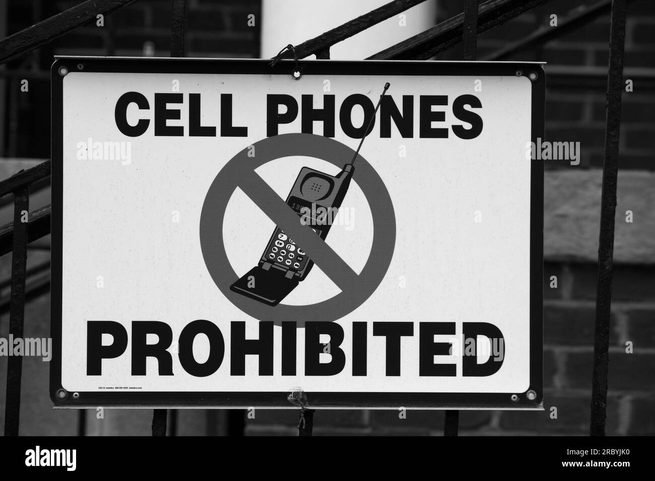 Ein Schild in der Nähe des Eingangs zum County Courthouse weist Besucher darauf hin, dass Mobiltelefone im Gebäude in Abingdon, Virginia, USA, verboten sind. Stockfoto