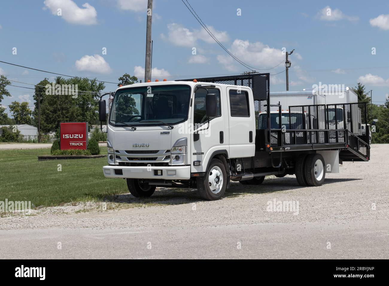 Muncie - 10. Juli 2023: Isuzu NPR HD Lkw. Isuzu bietet die NPR als Kiste-, Tieflader- oder Kipplaster-Modell an. Stockfoto