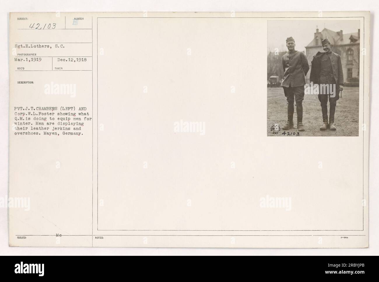 Sgt. E. Lothers von S.C. 42.103 ist neben Pvt. J.T. Chambers und Corp. L.L. Ein Poster im Hintergrund zeigt die Bemühungen von Q.M. 18, Soldaten für den Winter auszustatten. Die Männer zeigen stolz ihre Lederjacken und Überschuhe. Das Foto wurde am 1. März 1919 in Mayen, Deutschland, aufgenommen. Die Bildnummer lautet 111-SC-42103. Stockfoto
