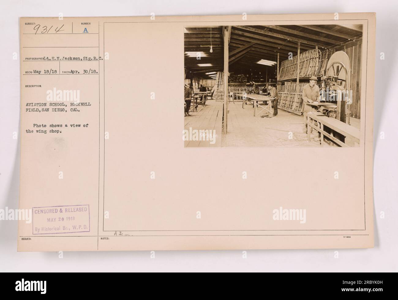 'Wing Shop in der Aviation School, Rockwell Field, San Diego, Kalifornien. Fotografiert von E.N. Jackson, Sig. R.C. Aufklärung am 18. Mai 1918. Das Bild zeigt einen Blick auf den Trailer der Schule. Dieses Foto wurde zensiert und am 20. Mai 1918 von der Historical Branch of the war Plans Division veröffentlicht. Es gehört zu Akte Nummer 929314." Stockfoto