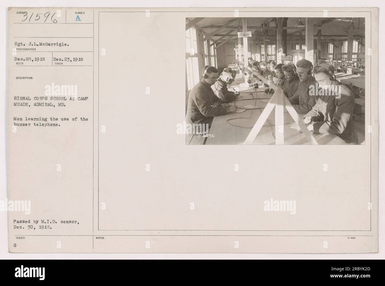 Sgt. J.I. McGarrigle vom Signalkorps bringt einer Gruppe von Männern in Camp Meade in Maryland bei, wie man das Summtelefon benutzt. Dieses Foto wurde am 28. Dezember 1918 aufgenommen und erhielt es am 23. Dezember 1918. Es wurde am 30. Dezember 1918 vom MID-Zensor genehmigt. Stockfoto