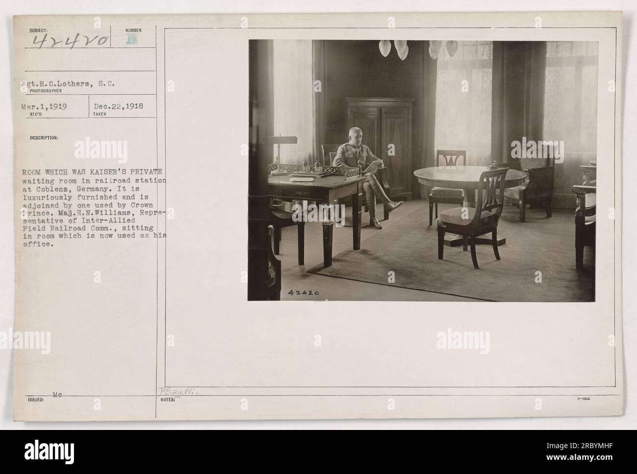 Ein Foto von Sergeant H.O. Lothers in Coblenz, Deutschland, am 1. März 1919. Das Bild zeigt einen luxuriösen Wartebereich in einem Bahnhof, der zuvor von Kaiser belegt wurde und derzeit von Major H. N. Williams, dem Vertreter der Interalliierten Eisenbahnkommission, genutzt wird. Erwähnt wird auch ein angrenzendes Zimmer, das vom Crown Prince benutzt wird. Stockfoto