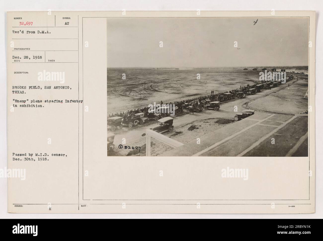 Amerikanische Militärsoldaten am Brooks Field in San Antonio, Texas, demonstrieren Flugkontrolle. Das Foto wurde am 28. Dezember 1918 aufgenommen und vom D.M.A. Fotografen herausgegeben. Es wurde am 30. Dezember 1918 vom MID-Zensor genehmigt. Stockfoto