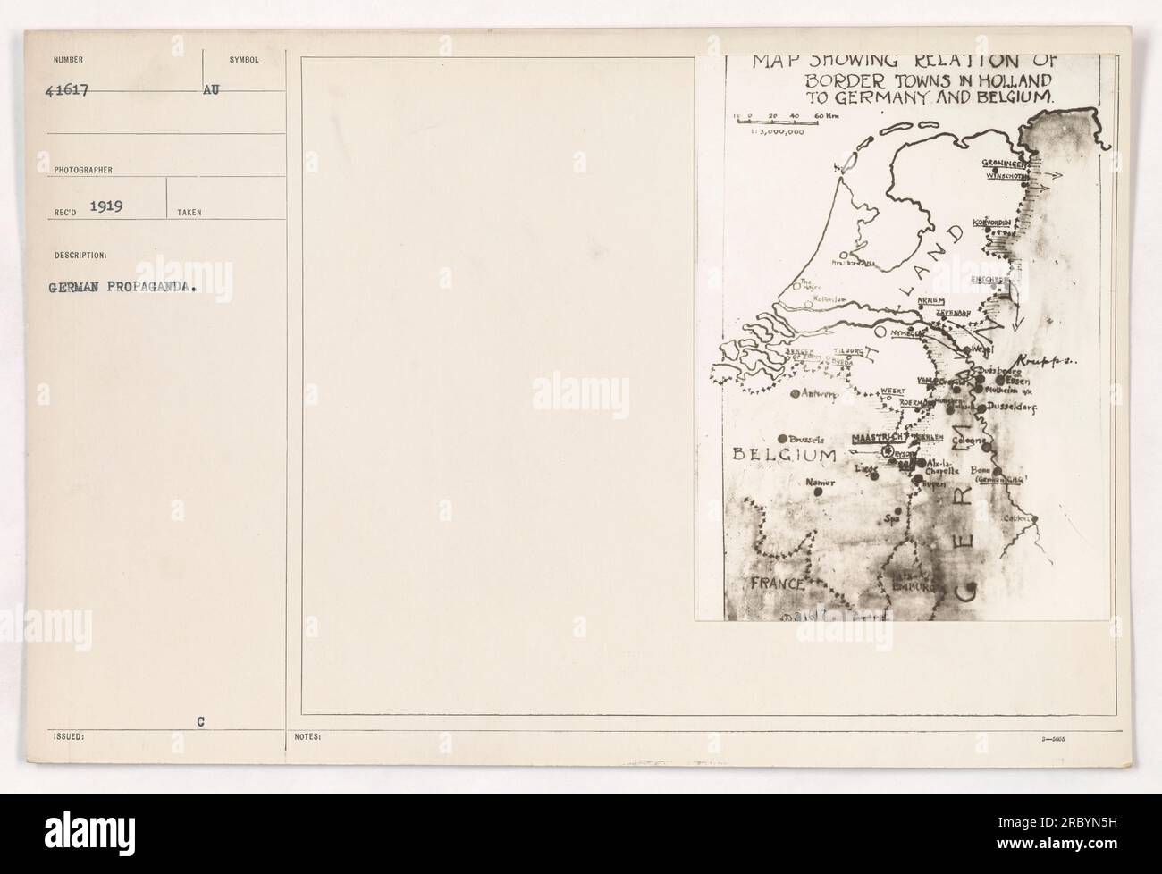 Das Foto wurde 1919 aufgenommen und zeigt eine deutsche Propagandakarte, die die Beziehung zwischen den niederländischen Grenzstädten zu Deutschland und Belgien detailliert beschreibt. Auf der Karte werden die Orte und die Nähe verschiedener Städte wie Menen, Maastricht und Düsseldorf angezeigt. Der Maßstab der Karte ist 1:3.000.000. Stockfoto