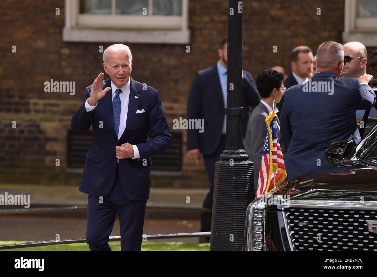 Der britische Premierminister Rishi Sunak begrüßt US-Präsident Joe Biden in der Downing Street 10. US-Präsident Biden führt Gespräche mit Sunak, bevor er nach Litauen zu einem NATO-Gipfel geht, der sich auf den Konflikt in der Ukraine konzentriert. Stockfoto