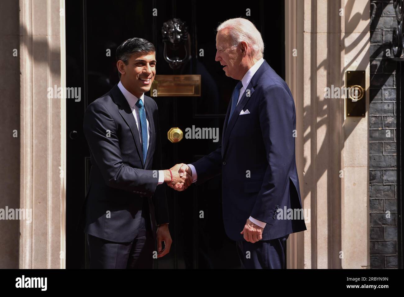 Der britische Premierminister Rishi Sunak begrüßt US-Präsident Joe Biden in der Downing Street 10. US-Präsident Biden führt Gespräche mit Sunak, bevor er nach Litauen zu einem NATO-Gipfel geht, der sich auf den Konflikt in der Ukraine konzentriert. Stockfoto