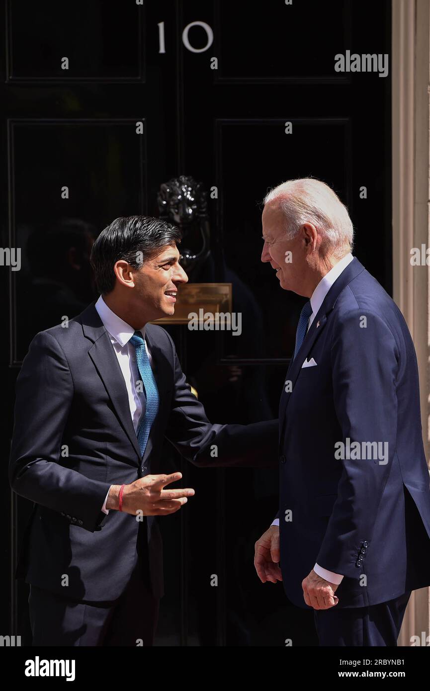 Der britische Premierminister Rishi Sunak begrüßt US-Präsident Joe Biden in der Downing Street 10. US-Präsident Biden führt Gespräche mit Sunak, bevor er nach Litauen zu einem NATO-Gipfel geht, der sich auf den Konflikt in der Ukraine konzentriert. Stockfoto