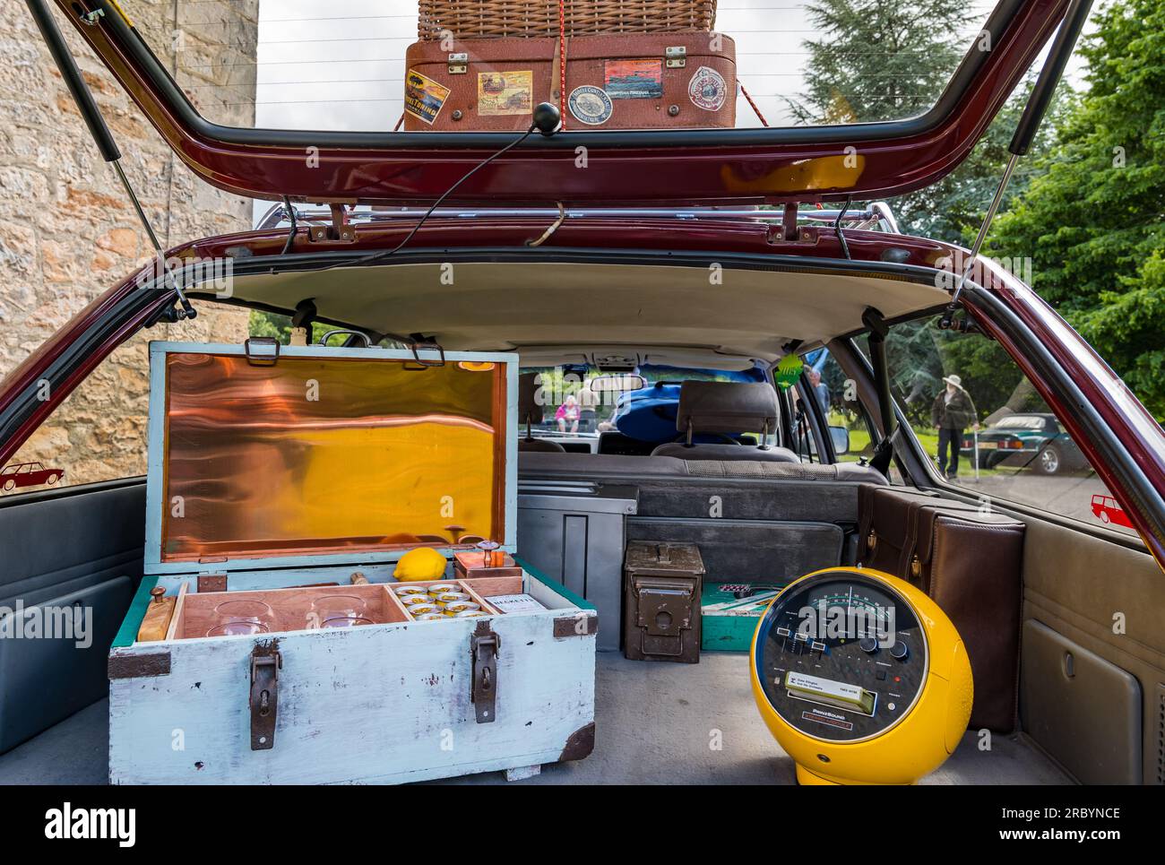 Ford Granada Kofferraum offen mit altmodischem Getränkeschrank und altmodischem Radio, Wheels of Yesteryear, Lennoxlove Estate, East Lothian, Schottland, UK Stockfoto