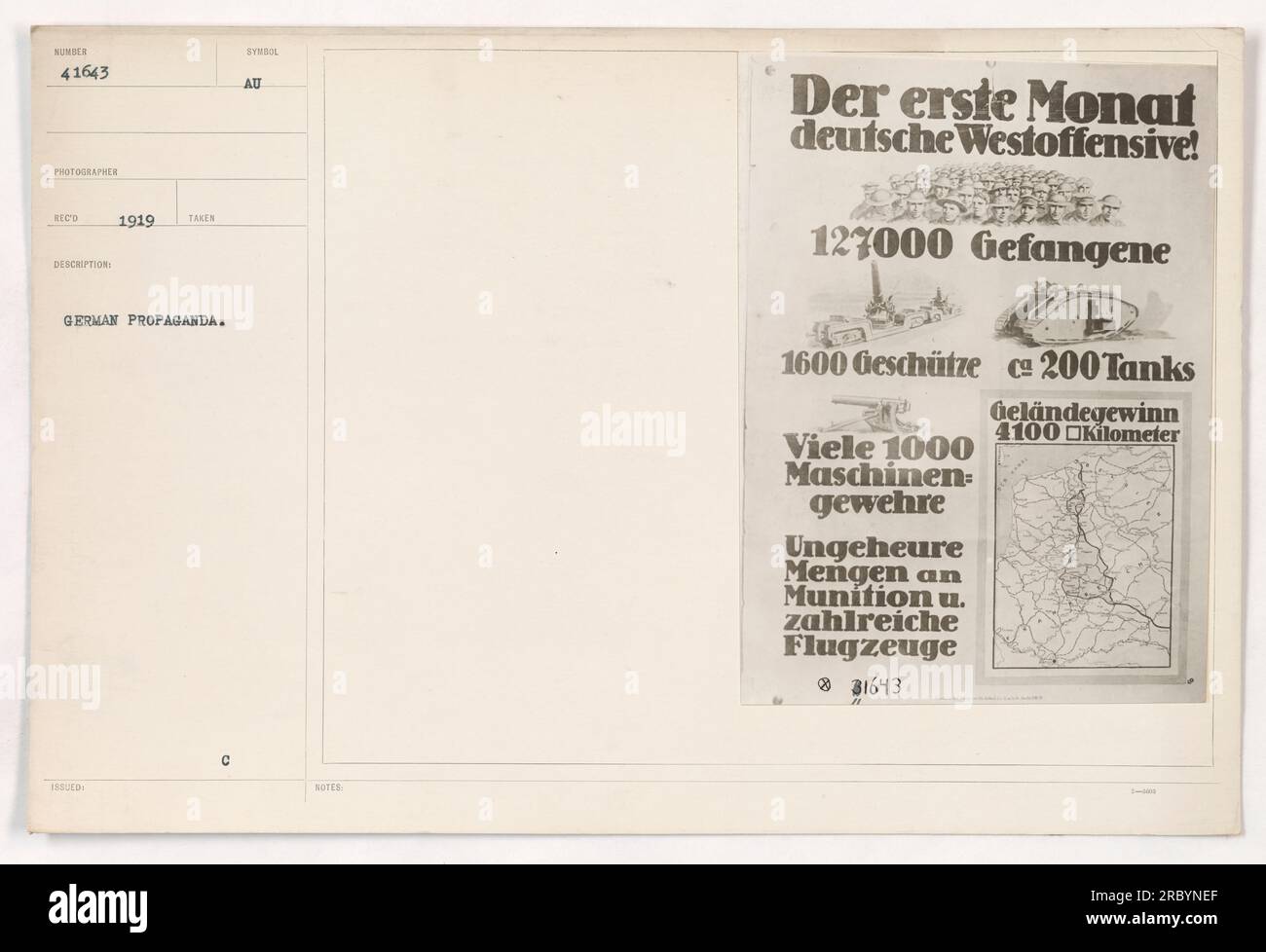 Amerikanische Soldaten nahmen 1919 deutsches Propagandamaterial gefangen. Das Bild zeigt eine Sammlung von Postern und Broschüren, die die deutschen Offensive-Bemühungen im ersten Monat der Westoffensive hervorheben. Das Material prahlt mit der Anzahl der Gefangenen, Panzer, Waffen, Munition und eingesetzten Flugzeugen. Stockfoto