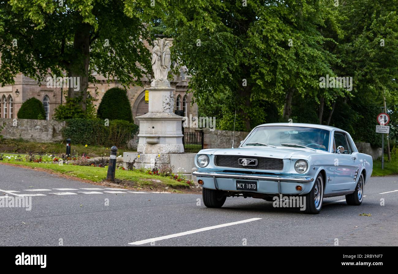 Oldtimer Ford Mustang, Wheels of Yesteryear Ausflug durch East Saltoun Village, East Lothian, Schottland, Großbritannien Stockfoto
