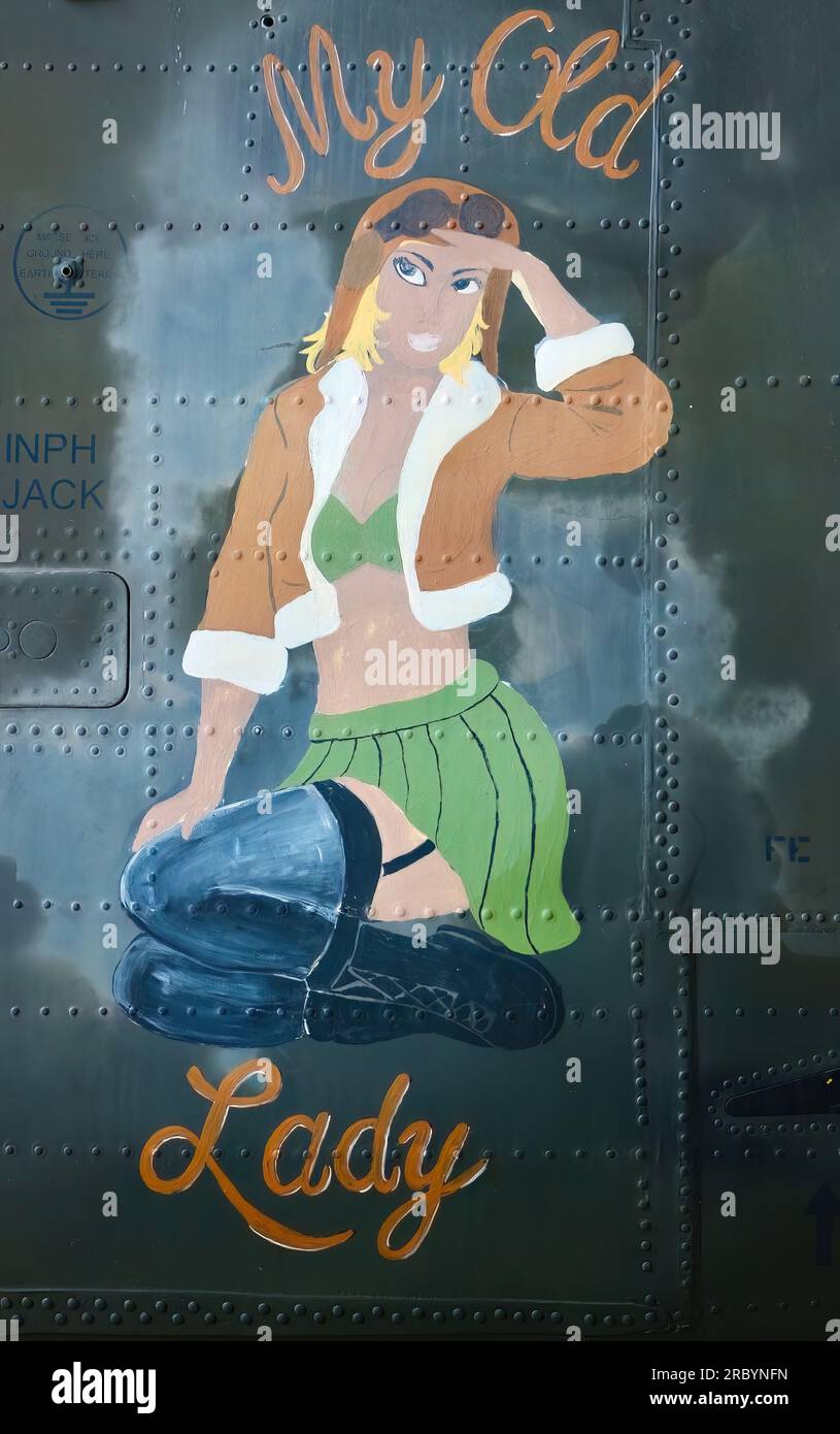 Nose Art auf einem Boeing CH-47D Chinook „My Old Lady“ Hubschrauber, der nach 54 Jahren Dienst außer Dienst gestellt wurde Museum of Flight Seattle Washington State USA Stockfoto