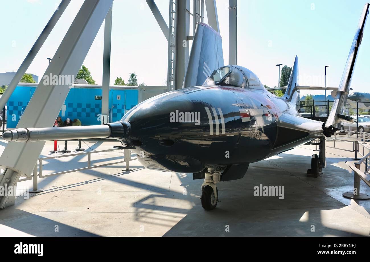 US Navy Grumman F9F-8 (F-9J) Cougar Kampfflugzeug mit gefalteten Flügeln für Flugzeugträger Operation Seattle Washington State USA Stockfoto