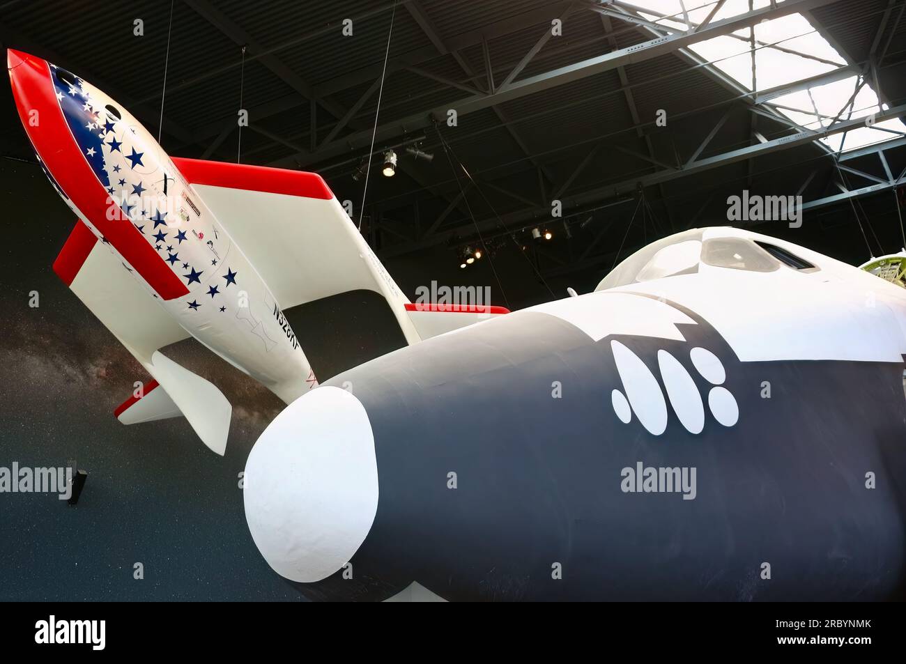 SpaceShipOne experimentelle, luftgestartete Raketenflugzeuge, die neben dem Space Shuttle Museum of Flight Seattle Washington State USA aufgehängt werden Stockfoto