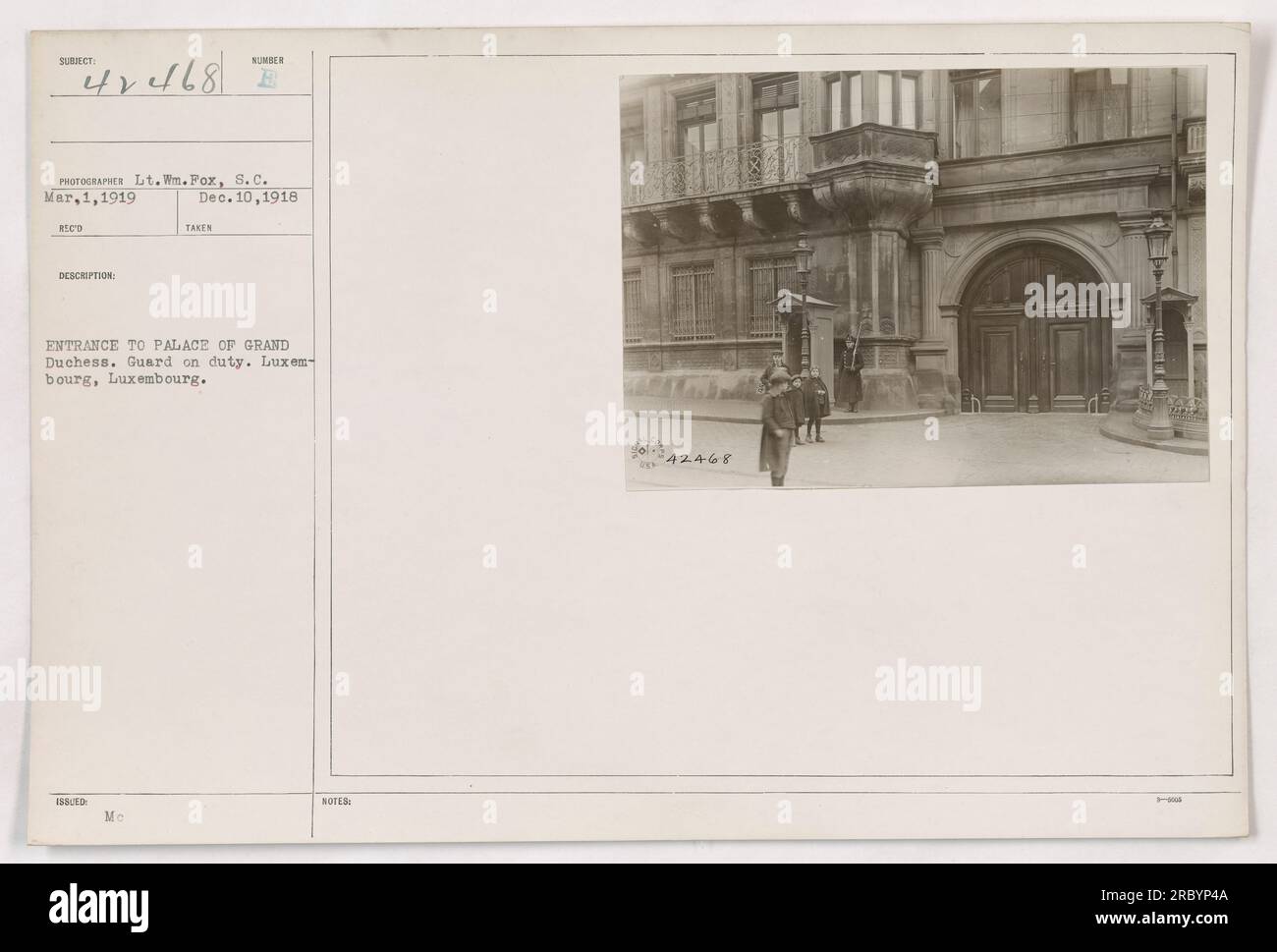 Eintritt zum Schloss der Großherzogin in Luxemburg. Das Foto, aufgenommen von LT. WM. Fox am 1. März 1919 zeigt eine Wache im Dienst. Das Bild ist Teil einer Sammlung mit dem Titel „Fotos der amerikanischen Militäraktivitäten während des Ersten Weltkriegs“. Stockfoto