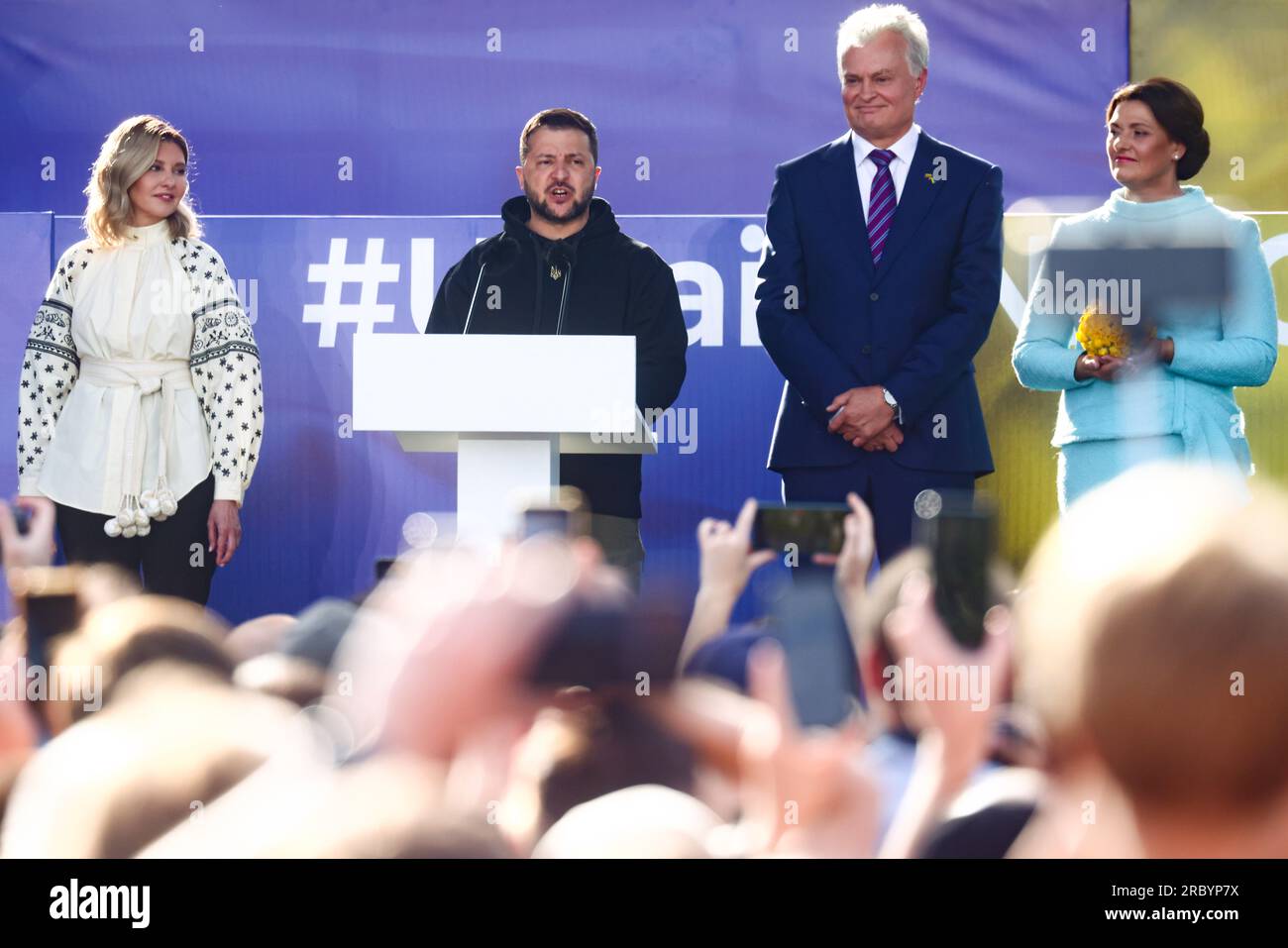 Vilnius, Litauen. 11. Juli 2023. Der ukrainische Präsident Volodymyr Zelenskyy, seine Frau Olena Zelenska, der Präsident der litauischen gitanas Nauseda und seine Frau Diana Nausediene nehmen am 11. Juli 2023 in Vilnius, Litauen, an der Veranstaltung "die Flagge für die Ukraine in der NATO heben" und am Konzert Teil. Präsident Zelenskyy ist nach Litauen gekommen, um an einem NATO-Gipfel in Vilnius teilzunehmen und die Ukraine bei der Aufnahme in die NATO zu unterstützen (Kreditbild: © Beata Zawrzel/ZUMA Press Wire), NUR REDAKTIONELLER GEBRAUCH! Nicht für den kommerziellen GEBRAUCH! Stockfoto