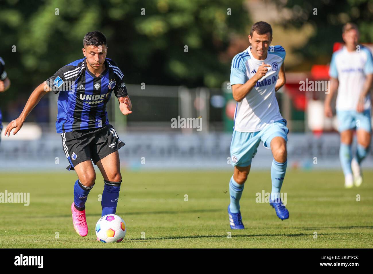 Kufstein, Österreich. 11. Juli 2023. Fußball: Bundesliga, Testspiel FC Schalke 04 - FC Kopenhagen, Kopenhagens Roony Bardghji in einem Running Duell mit Schalke's Ron Schallenberg. Kredit: Tim Rehbein/dpa/Alamy Live News Stockfoto